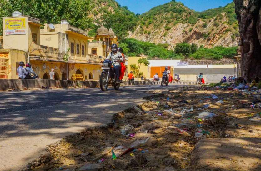road.jpg दिवाली नजदीक, सड़कों पर लगे जख्मों को मरहम का इंतजार
