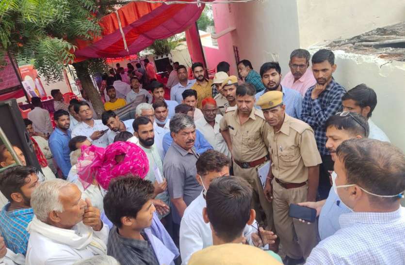 प्रशासन गांवों के संग अभियान में विकास के प्रस्तावों की 6 फाईलें गुम, ग्रामीणों ने किया हंगामा प्रशासन गांवों के संग अभियान में विकास के प्रस्तावों की 6 फाईलें गुम, ग्रामीणों ने किया हंगामा
