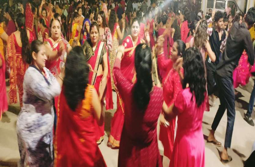 शारदीय नवरात्र: मंदिरों व सोसायटियों में हवन, अनुष्ठान शारदीय नवरात्र: मंदिरों व सोसायटियों में हवन, अनुष्ठान