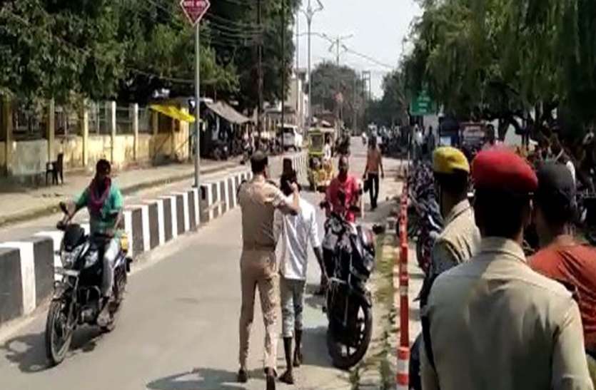 युवक को पीटते हुए कार्यालय ले जाते एसपी न्याय के लिए वाहन के सामने आया युवक तो एसपी ने सरेआम जड़ा थप्पड़