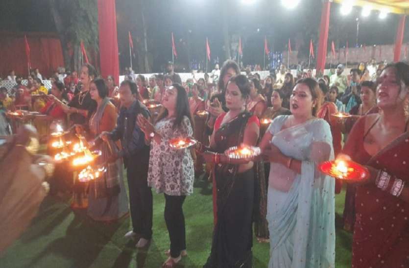 Third gender performing the aarti of Maa Durga