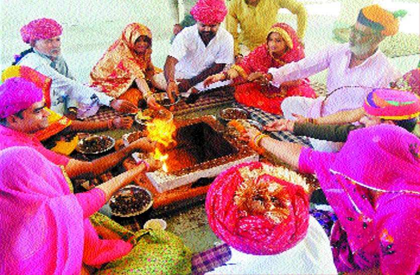 हवनकुण्ड में आहुतियों के साथ पूर्णाहुति हवनकुण्ड में आहुतियों के साथ पूर्णाहुति