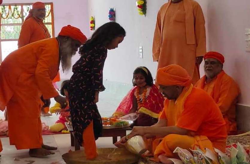 कन्या पूजन करते मुख्यमंत्री योगी आदित्यनाथ सीएम योगी ने बेटियों के पांव पखार मातृ शक्ति की आराधना की
