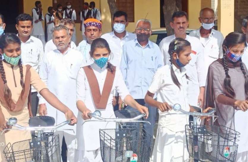 विधायक ने बालिकाओं को बांटी साइकिलें, शिविर में लिया भाग विधायक ने बालिकाओं को बांटी साइकिलें, शिविर में लिया भाग