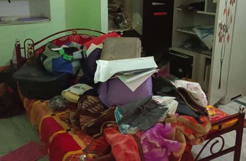 Thousands of cash crossed from the deserted house of junior assistant