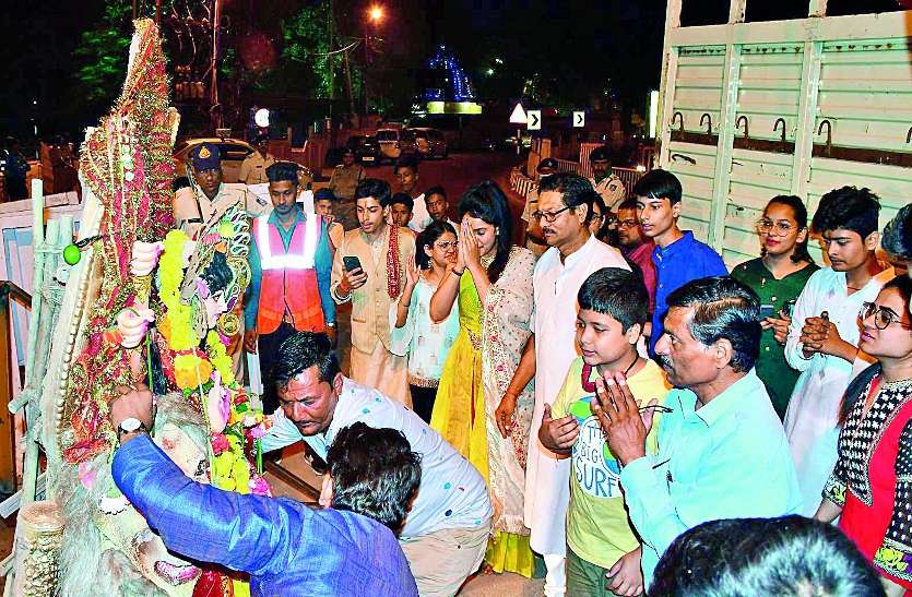 झांकी समितियां बची राशि से कर रहीं बेटियों की शिक्षा में मदद झांकी समितियां बची राशि से कर रहीं बेटियों की शिक्षा में मदद