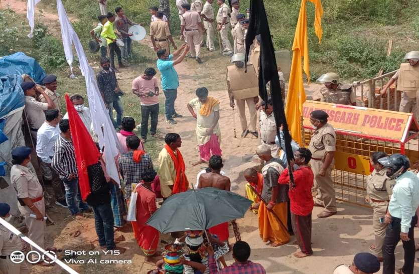 communal_dispute_in_dhamtari.jpg धमतरी: जमीन विवाद में दो पक्षों के बीच भड़का विवाद, कलेक्टर और एसपी ने संभाला मोर्चा
