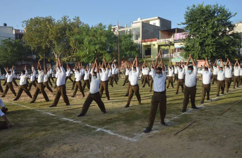 शस्त्र पूजन के साथ RSS स्वयंसेवकों ने शारीरिक प्रदर्शन में दिखाया जोश शस्त्र पूजन के साथ RSS स्वयंसेवकों ने शारीरिक प्रदर्शन में दिखाया जोश