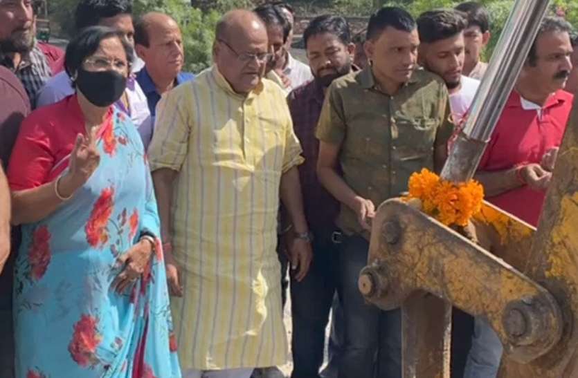प्यार से समझाया नहीं माने, चेतावनी दी तो शुरू कर दिया सड़क रिपेयरिंग का काम प्यार से समझाया नहीं माने, चेतावनी दी तो शुरू कर दिया सड़क रिपेयरिंग का काम