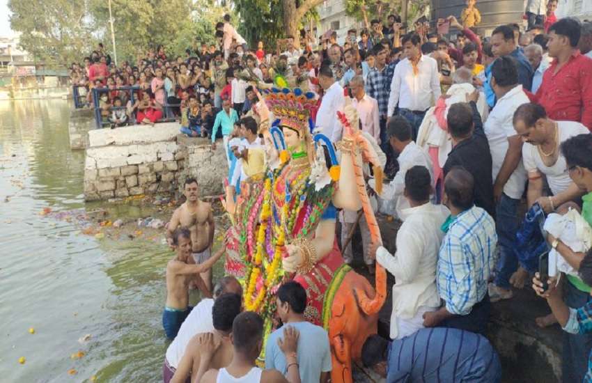 देवी प्रतिमा विसर्जन