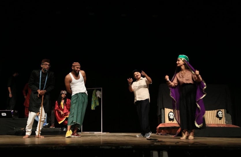 नाटक में युवाओं में इच्छाओं और अपेक्षाओं का संघर्ष बयां