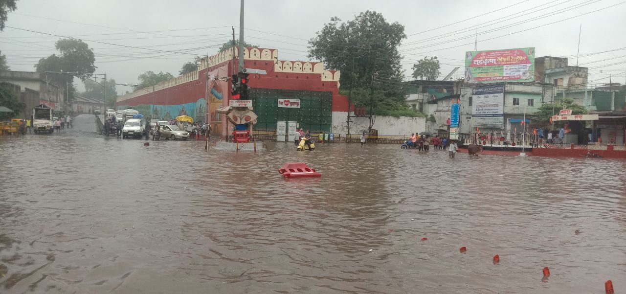 Roads became ponds due to three and a half inches of rain, water level of Tapti increased, crops damaged
