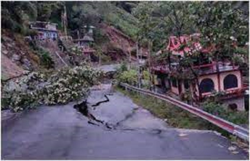 Administration advised tourists not to go to Darjeeling-Kalimpong for two days--दार्जिलिंग और कलिम्पोंग में फंसे हजारों पर्यटक -प्रशासन ने पर्यटकों को दो दिन तक दार्जिलिंग-कालिम्पोंग नहीं जाने की दी स