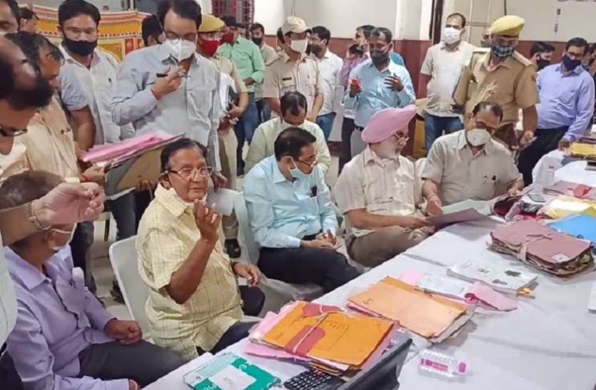 यूडीएच मंत्री पहले लक्ष्मी मंदिर तिराहे पहुंचे, यहां से यूटर्न लिया और फिर निगम कार्यालय में घुसे यूडीएच मंत्री पहले लक्ष्मी मंदिर तिराहे पहुंचे, यहां से यूटर्न लिया और फिर निगम कार्यालय में घुसे