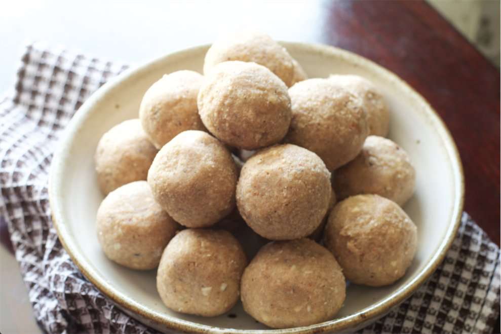 goond_ke_ladduedible_gum_laddu.jpg