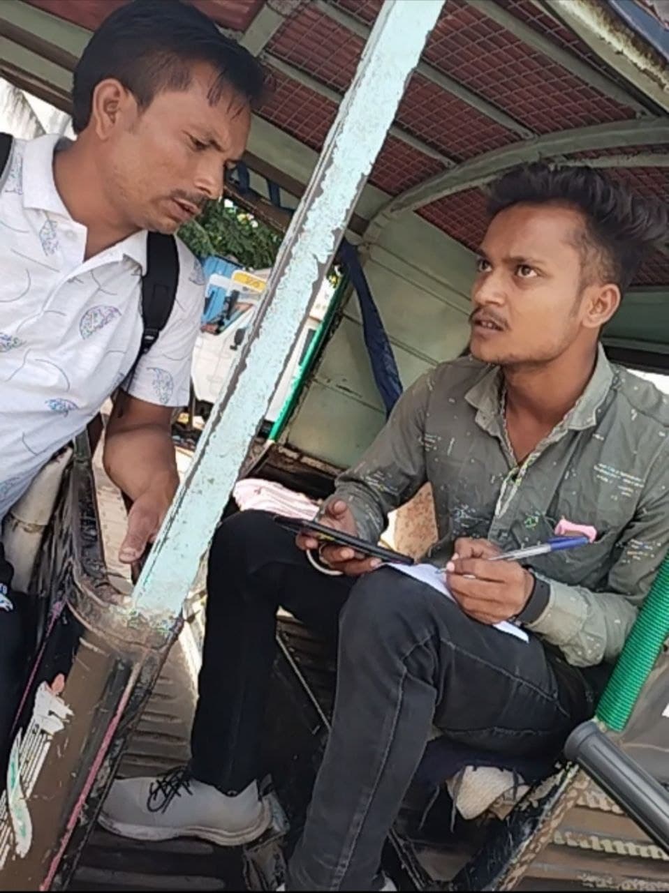 रेलवे स्टेशन में दलाली: प्रति यात्री लेते हैं 500-300 रुपये, कराते हैं कन्फर्म टिकट, देखें स्टिंग वीडियो