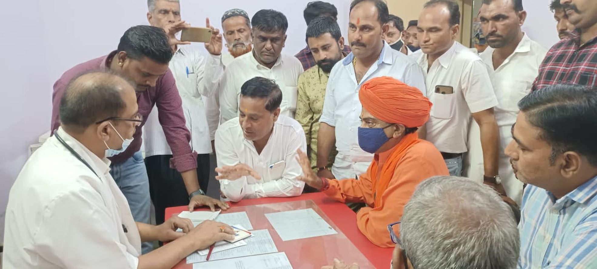 भाजपा नेताओं ने किया अस्पताल का निरीक्षण, ली सेवाओं की जानकारी