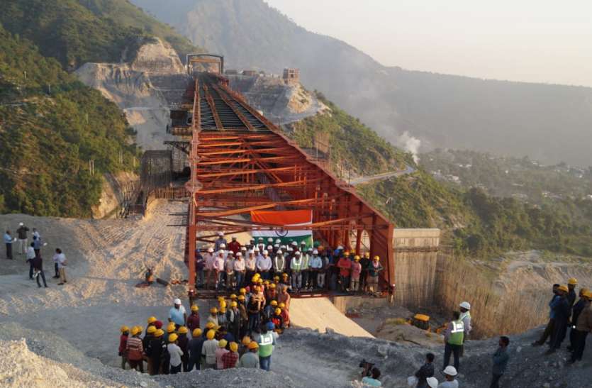 Indian Railway : कश्मीर पहुंचेगी ट्रेन, कटरा-रियासी में लगा गार्डर