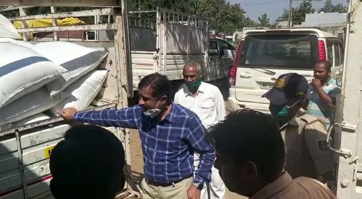 हेरफेर: गरीबों को न देकर व्यापारी को बेचने लाया था राशन, कलेक्टर ने दी दबिश, वाहन सहित चावल जब्त
