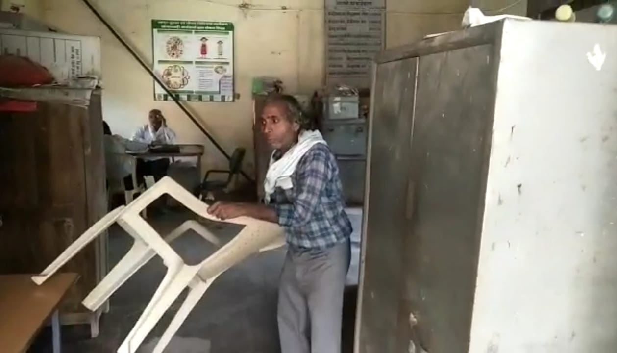आरटीआइ कार्यकर्ता पर भडक़ा बाबू, कुर्सी दे मारी