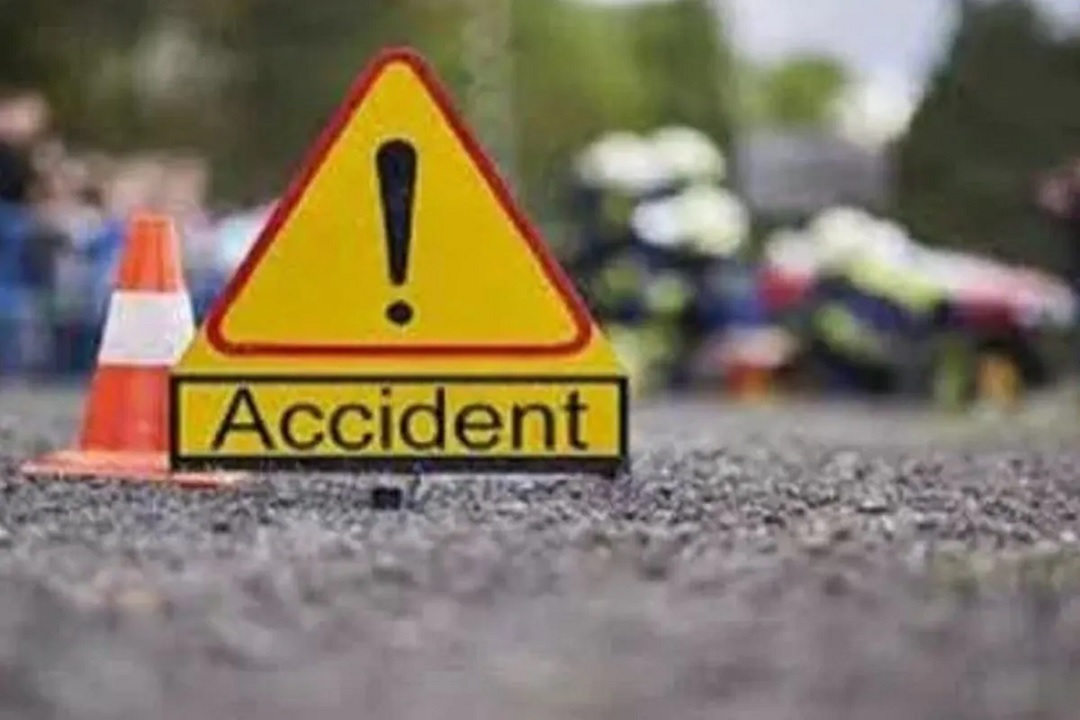 सड़क दुर्घटना में किशोर की मौत, 22 घायल