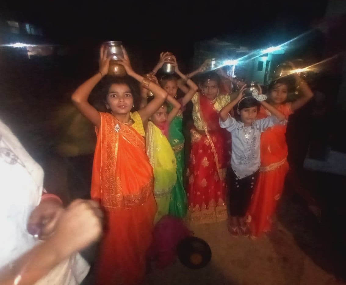 प्राचीन परंपरा को सहेजने में गांव आज भी शहरों से कई गुना आगे