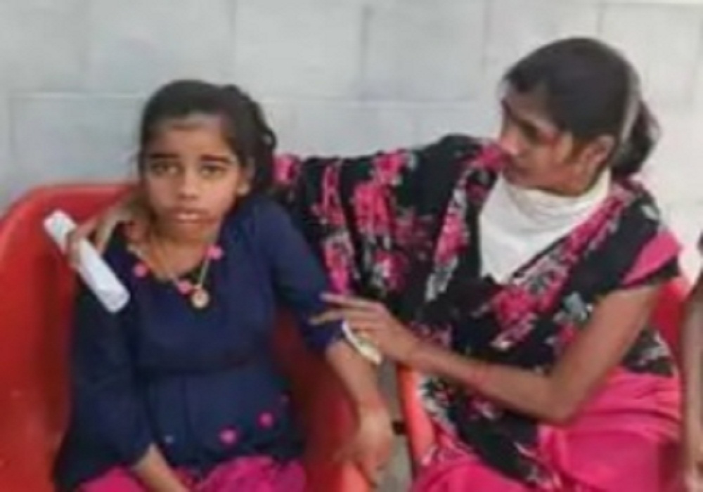 अस्पताल में ओपीडी से लेकर इमरजेंसी में नहीं दिखा कोई रहनुमा, और बुखार से तपती मासूम बेटी को गोद में लेकर दौड़ती रही मां