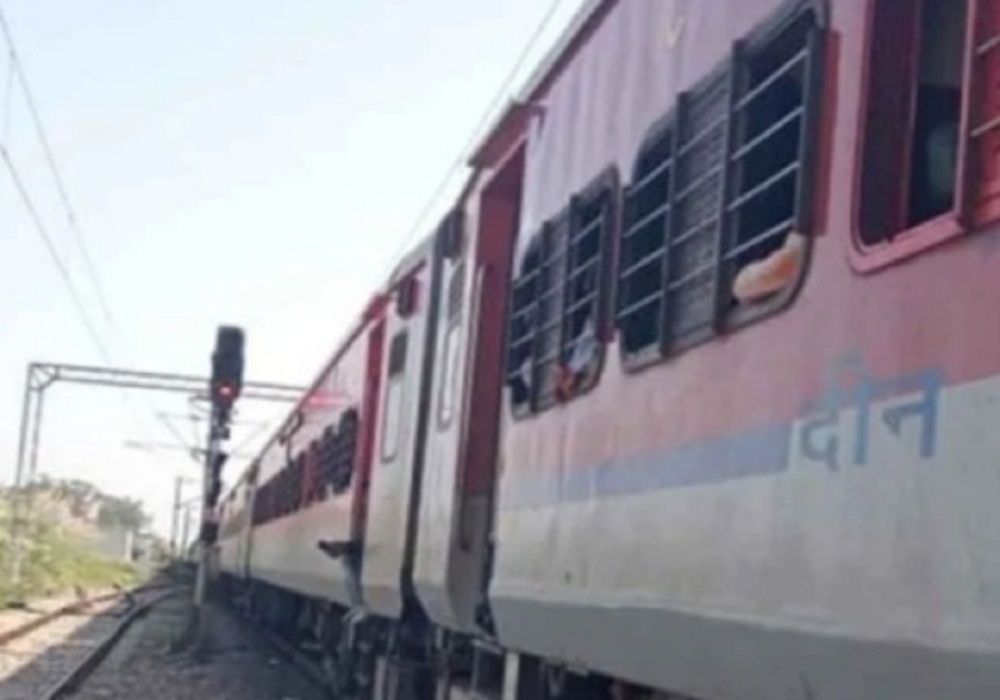 नई दिल्ली-हावड़ा रेलमार्ग पर कामाख्या आनंद बिहार एक्सप्रेस से टकराया सांड, एक बार फिर हादसा बचा