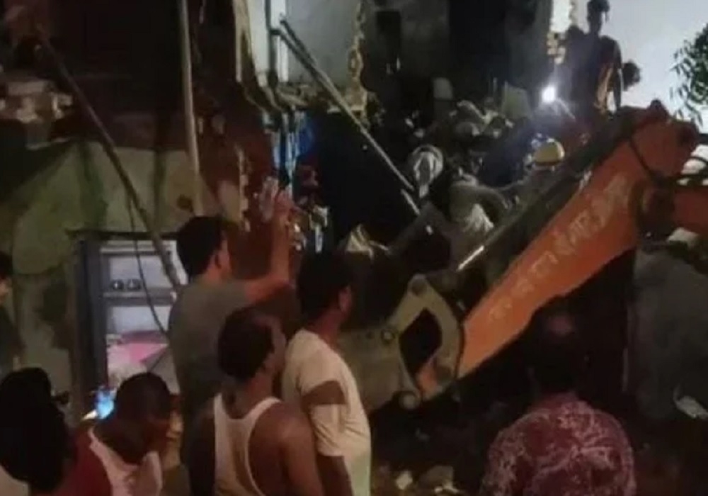 जौनपुर में दो मंजिला मकान गिरा पांच की मौत, पांच की हालत गंभीर
