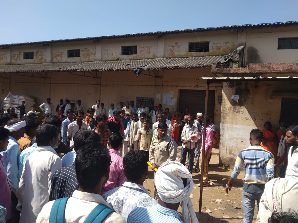 खाद की कमी नहीं वितरण की व्यवस्था फेल