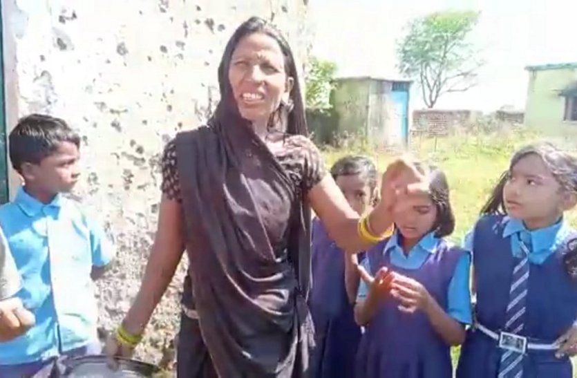 प्राथमिक स्कूल के बच्चों को मध्यान्ह भोजन में परोसा दिया घून लगा हुआ दाल, थाली में कीड़ा देखकर बच्चों ने खाना फेंका