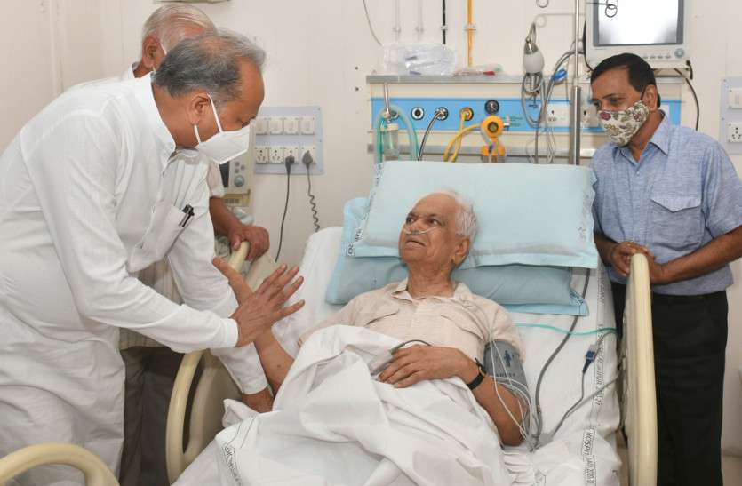 Ashok Gehlot met Subbarao at SMS hospital ICU Dr. S.N. Subba Rao : 'भाईजी' से मिलने ICU पहुंचे Ashok Gehlot, पूछी कुशलक्षेम- की जल्द स्वस्थ होने की कामना
