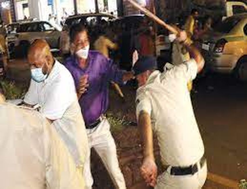 लाठीचार्ज के बाद गोवा कांग्रेस ने पुलिस को भेंट किया गुलदस्ता