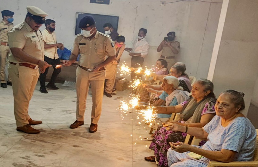 वृद्धाश्रम में आतिशबाजी कर बुजुर्गों के साथ मनाई दिवाली
