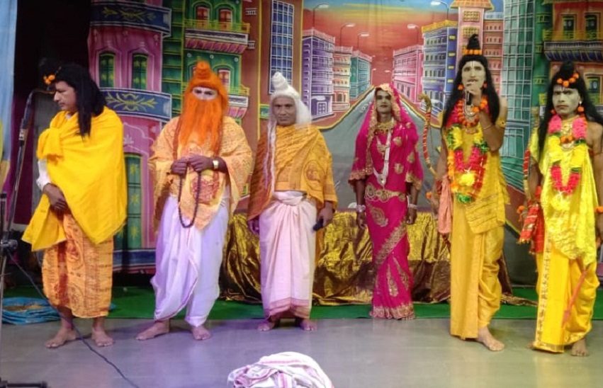 रामलीला : सिर पर खड़ाऊ, अंखियों में पानी, राम भक्त ले चला रे...