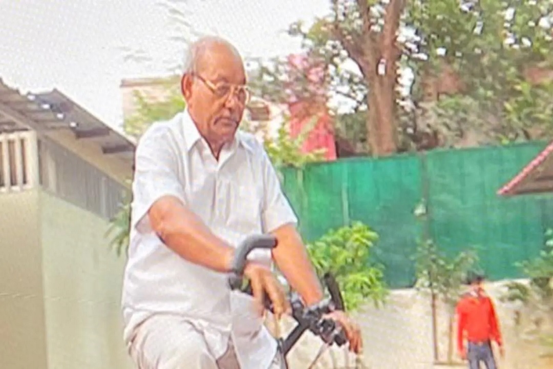 बीजेपी नेता विधानसभा अध्यक्ष गिरीश गौतम की साइकिल यात्रा (फाइल फोटो)