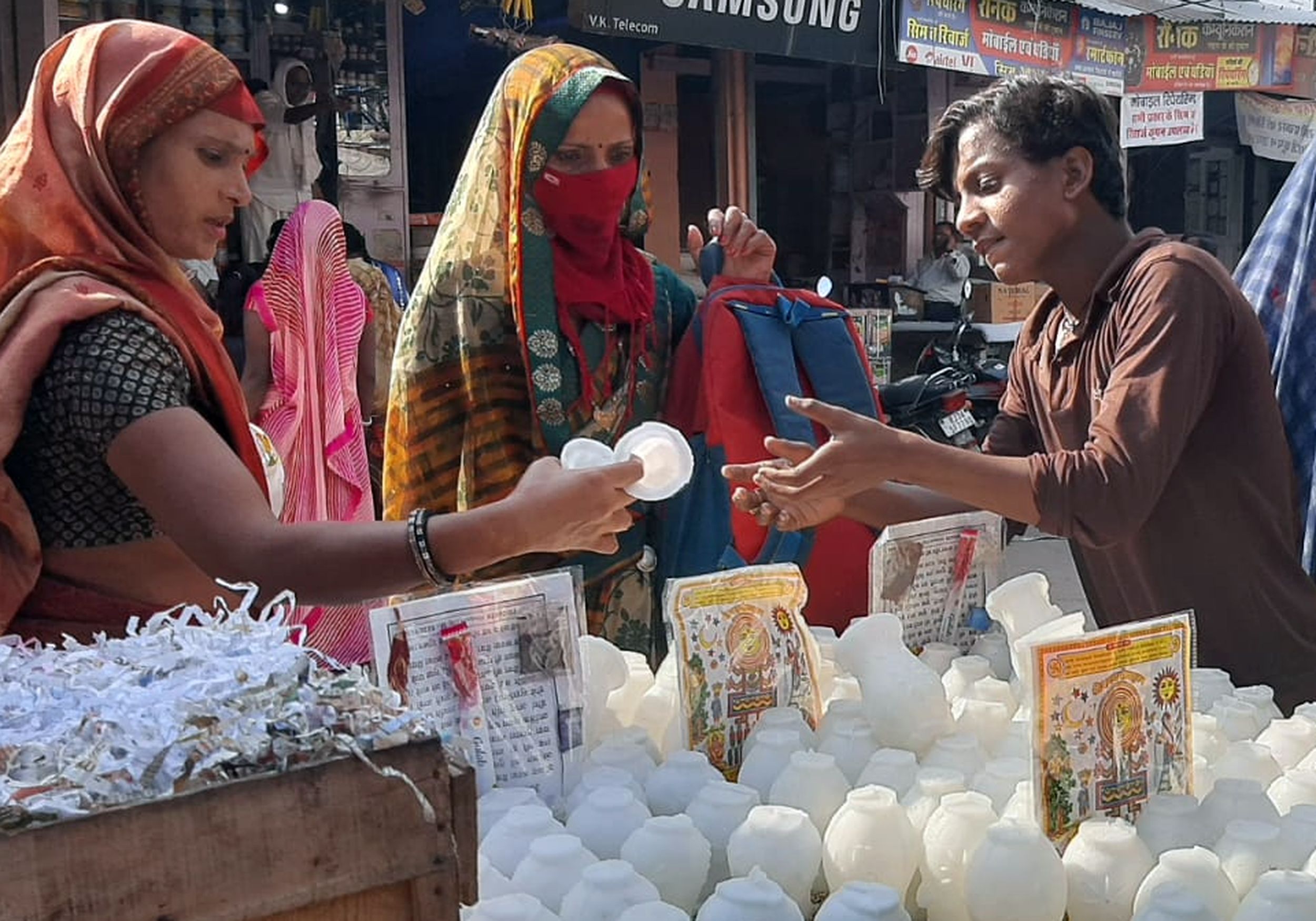 ,करवा चौथ आज, सुहागिनो की खरीदारी से गुलजार रहे बाजार