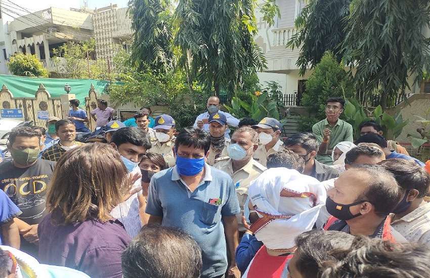 मनीष का शव मिलने के बाद उत्तेजित परिवारजन