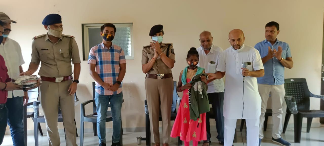Surat/कपड़ा व्यापारी ने 50 हजार के कपड़े अनाथ आश्रम के बच्चों को भेंट किए, ताकी दीपावली की खुशियां मना सकें