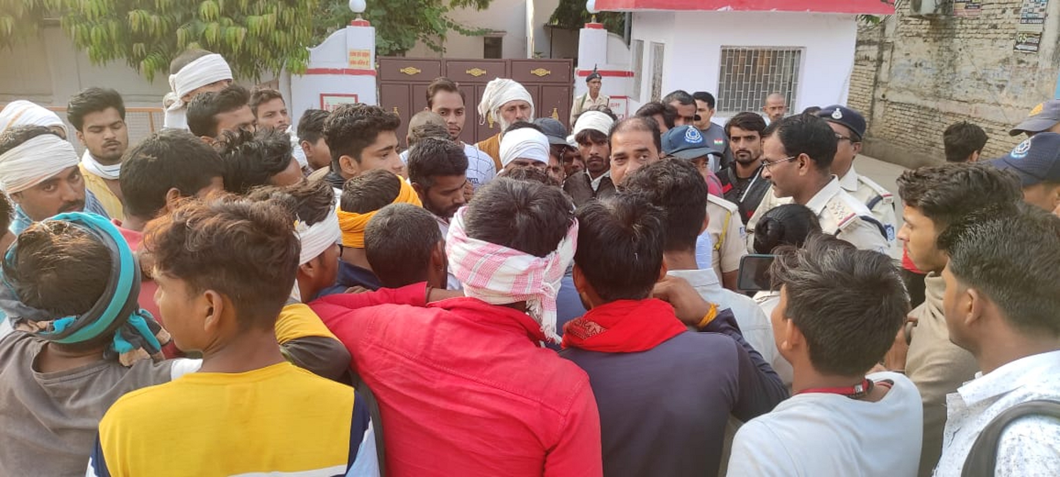खाद नहीं मिला तो किसानों फिर घेरा कलेक्टर बंगला