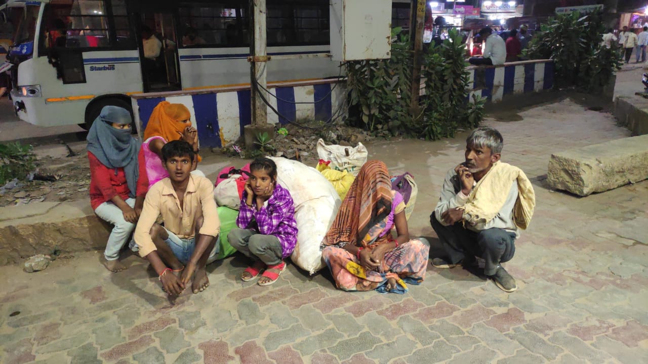 गुंडों के आतंक से पुजारी परिवार ने किया गांव खाली