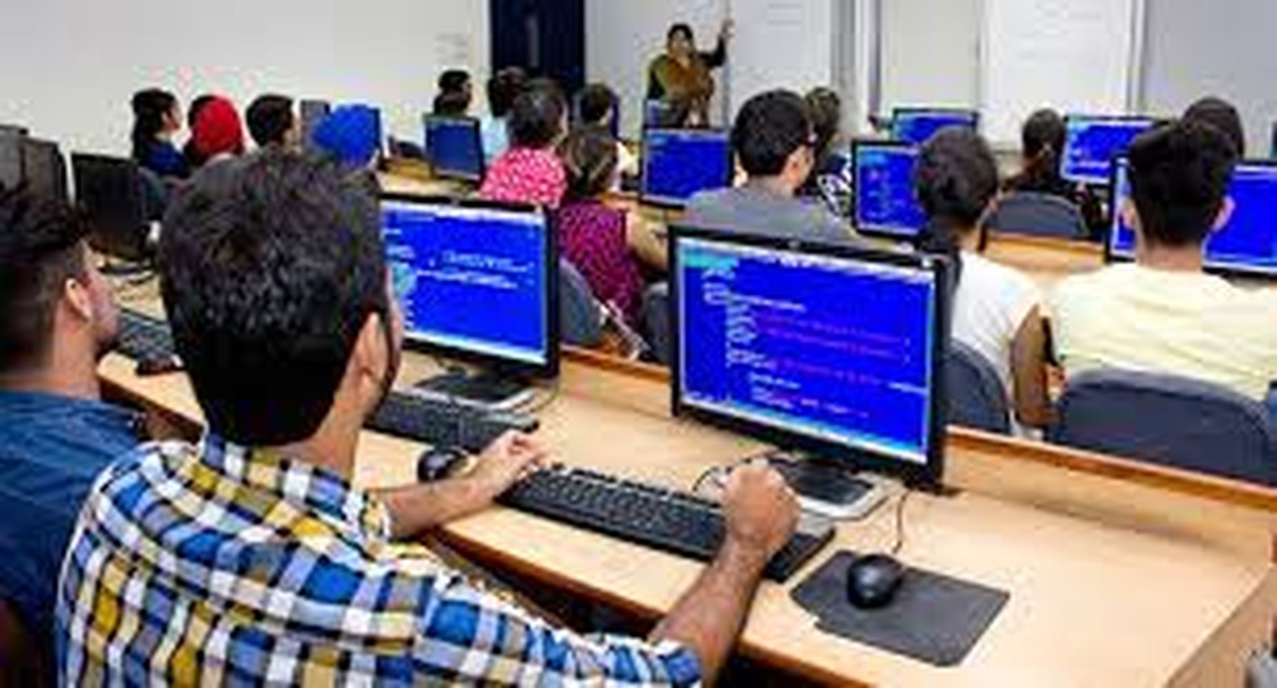 कोरोना असर : कोरोना ने विद्यार्थियों को कंप्यूटर कोर्स प्रति किया आकर्षित