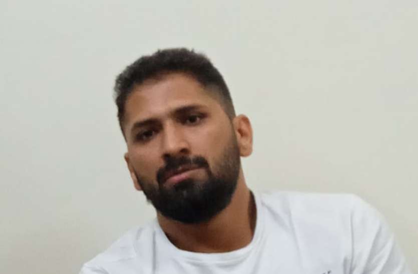 बीवीजी कंपनी का सहायक प्रबंधक 75 हजार रुपए की रिश्वत लेते गिरफ्तार बीवीजी कंपनी का सहायक प्रबंधक 75 हजार रुपए की रिश्वत लेते गिरफ्तार