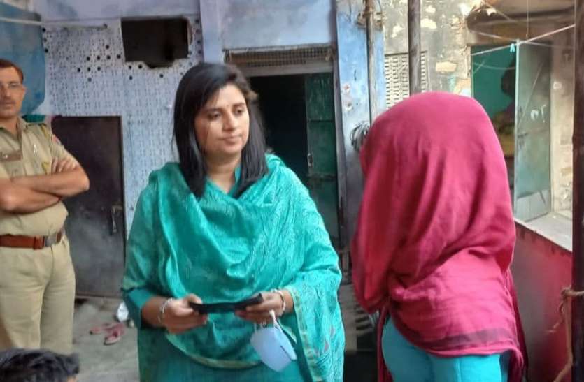 child_right.jpg *मां-बाप ने नहीं, अंकल ने लटकाकर वीड़ियो बनाया*