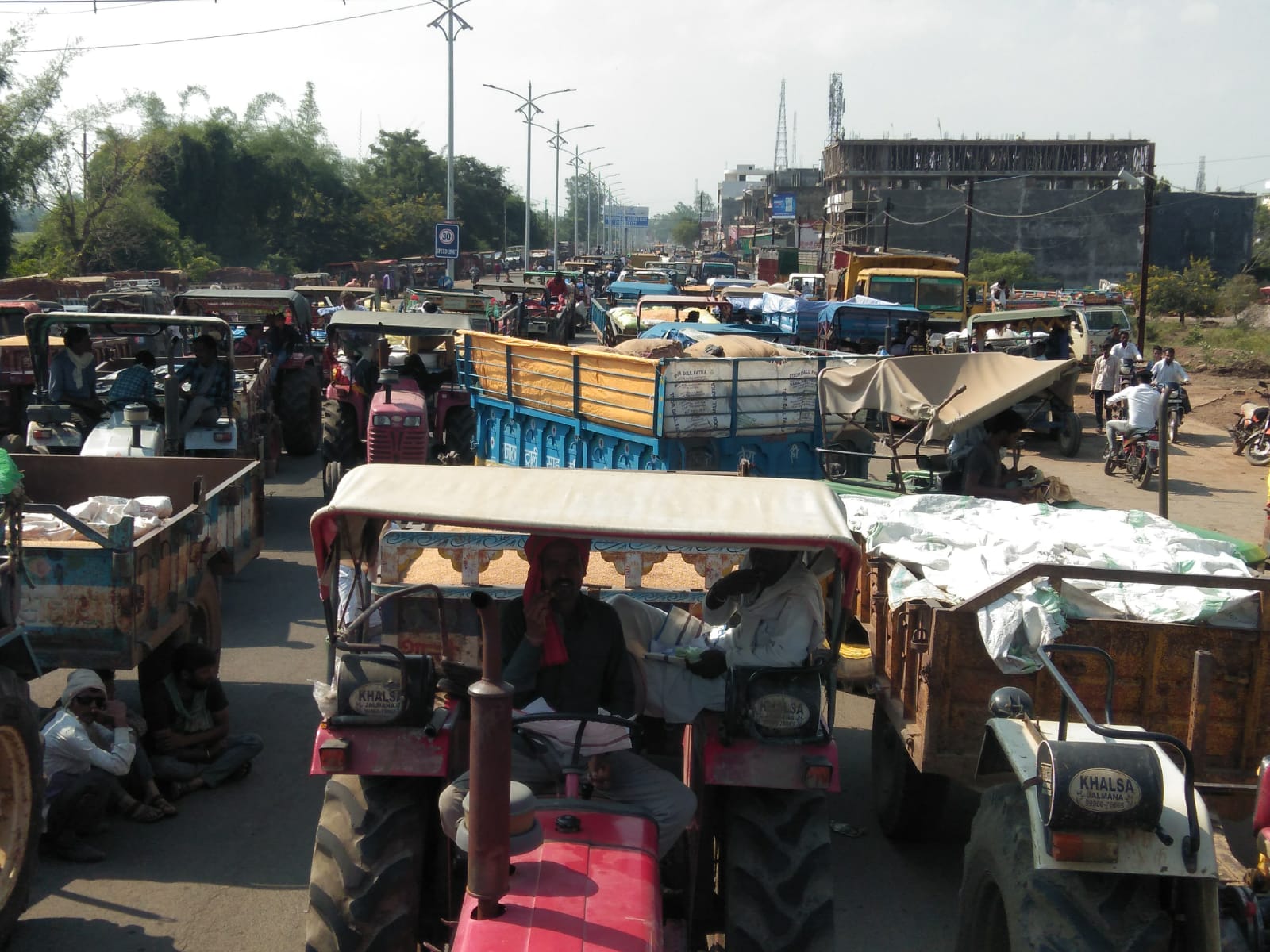 खाद महासंकट : जिला मुख्यालय पर नानाखेड़ा कृषि उपज मंडी वितरण केंद्र के बाहर किसानों ने लगाया जाम