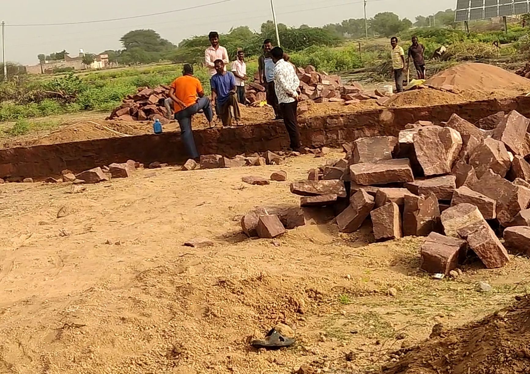 आबादी भूमि पर किया अतिक्रमण, सरपंच ने जारी किए नोटिस