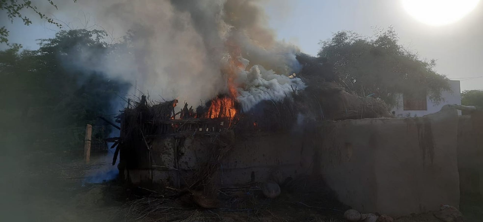 Video: आग से जला झोंपा व सामान
