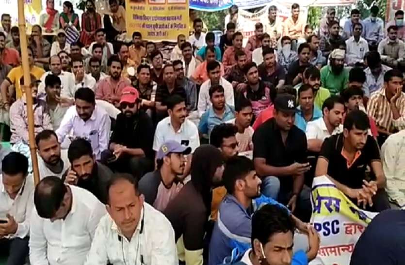 बेरोजगारों को दीवाली पर भर्ती का तोहफा दिए जाने की मांग बेरोजगारों को दीवाली पर भर्ती का तोहफा दिए जाने की मांग