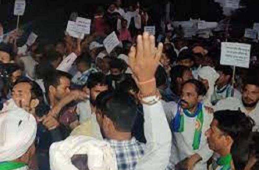 lakhbir singh family sat on dharna and demanding compensation न्याय और मुआवजे की मांग को लेकर धरने पर बैठा लखबीर सिंह का परिवार
