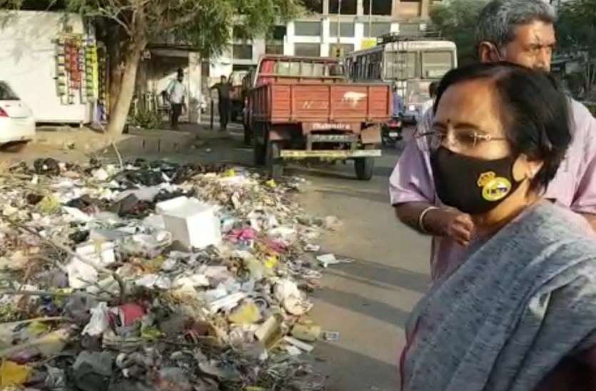 सफाई का निरीक्षण करने निकली धाभाई, मिले कचरे के ढेर, मुख्य स्वास्थ्य निरीक्षक होगा निलंबित सफाई का निरीक्षण करने निकली धाभाई, मिले कचरे के ढेर, मुख्य स्वास्थ्य निरीक्षक होगा निलंबित